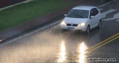 下雨天开车要注意什么问题呢 下雨天开车要注意什么问题视频