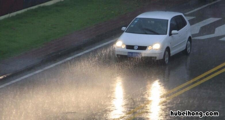 下雨天开车要注意什么问题呢 下雨天开车要注意什么问题视频