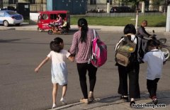 小孩独自出门 孩子独自一人出门
