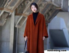南瓜色上衣搭配什么颜色裙子 南瓜色上衣搭配什么颜色裤子好看