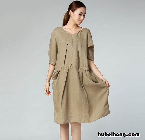 卡其色连衣裙怎么搭配衣服 卡其色裙子怎么搭配