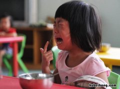 小孩儿上幼儿园哭怎么办 孩子上幼儿园哭怎么解决