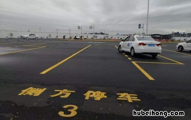 侧方位停车后门把手与边线垂直 侧方位停车看门把手点