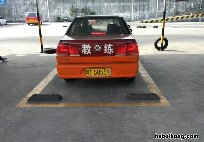 左倒库修方向技巧 倒车入库左倒库怎么修方向与位置