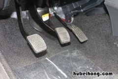 减档时先踩刹车还是踩离合 加减档先踩离合还是踩刹车