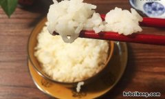 蒸米饭怎么做不粘锅底 蒸米饭放什么不粘锅底
