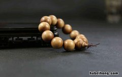 白色佛珠是什么材质的 藏民手里的佛珠是什么材质的