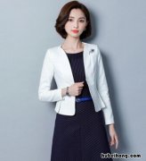 白色西装里面搭配什么衣服好看 白色西装里面搭配什么衣服图片