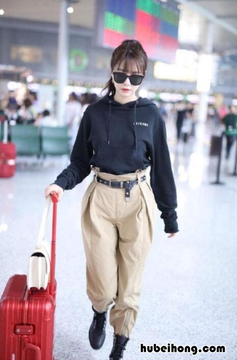 工装裤搭什么衣服好看女 工装裤配什么衣服最好看?女