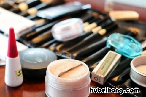 女生最基本的化妆都需要用什么护肤品 女生一般化妆用什么
