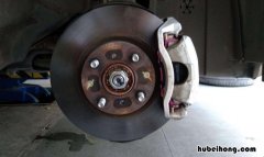 如何看刹车片需要更换 刹车片怎么看需不需要更换