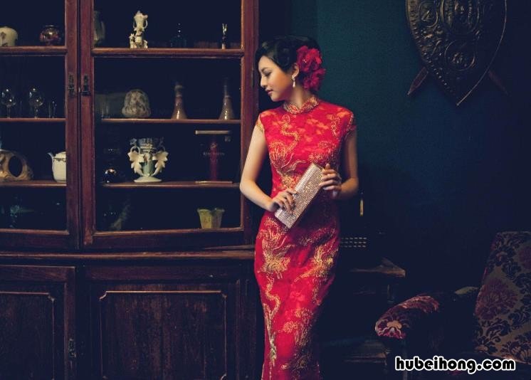 旗袍要穿合身的还是偏大的 旗袍合身好看还是宽松