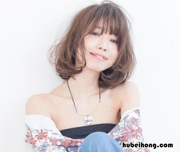适合梨形脸女生的发型 梨形脸适合什么发型图片女