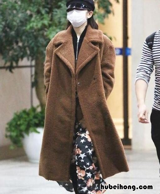 棕色大衣怎么搭配裙子 棕色大衣怎么搭配衣服