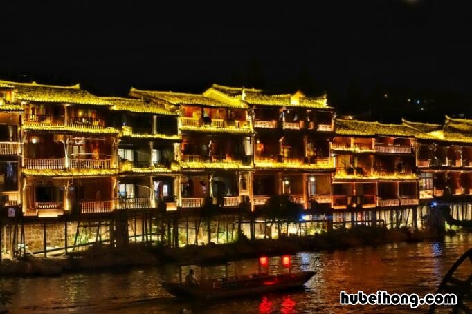 请问凤凰古城在哪里 凤凰古城在哪里呢图片
