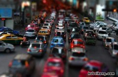 在拥挤路段开车技巧 如何躲避高速拥堵行人