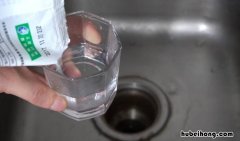 厨房的下水道被油污堵了用什么方法 厨房油污堵住下水道