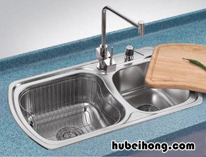 水盆上的水垢怎么去除 水盆里的水垢怎么去除