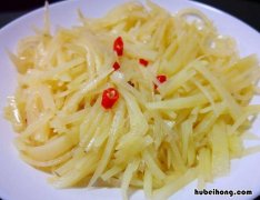 炒土豆丝先放醋还是先放土豆丝 炒土豆丝用放酱油和醋吗