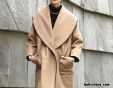 澳毛大衣厚吗 澳毛和羊驼毛大衣哪个好一点