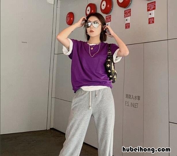 灰色直筒裤怎么搭配鞋子 灰色直筒裤如何搭配