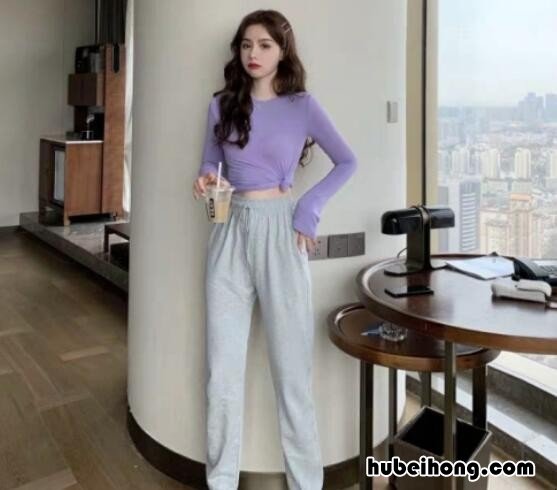 灰色运动裤怎么搭配衣服冬天 灰色运动裤怎么搭配短袖