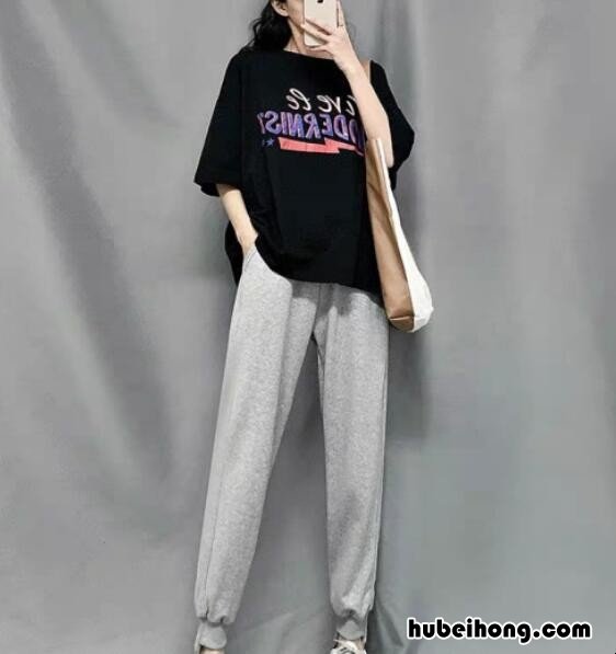灰色运动裤怎么搭配衣服冬天 灰色运动裤怎么搭配短袖