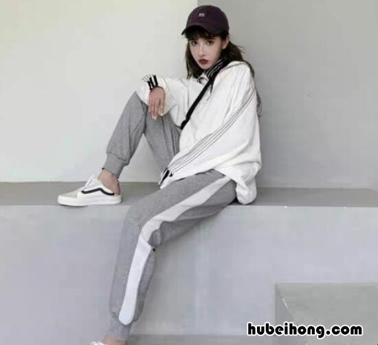 灰色运动裤怎么搭配衣服冬天 灰色运动裤怎么搭配短袖