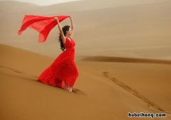 沙漠上拍照穿什么颜色衣服好看 沙漠里穿什么颜色衣服拍照好看