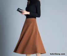 焦糖色半身裙配什么颜色大衣女 焦糖色半身裙配什么颜色上衣