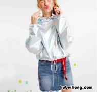 牛仔衣配a字裙好看吗 a型牛仔裙上身配什么上衣