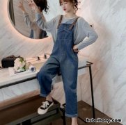 牛仔背带裤怎么搭配鞋子 牛仔背带裤怎么搭配发型