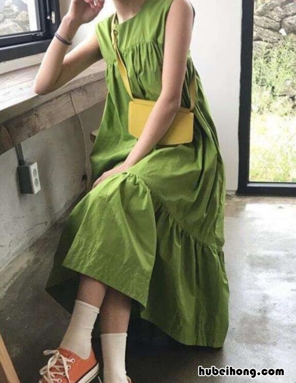 牛油果色上衣搭配 牛油果颜色的衣服搭配什么颜色的包