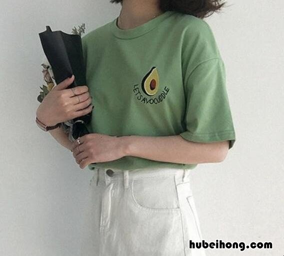 牛油果色上衣搭配 牛油果颜色的衣服搭配什么颜色的包