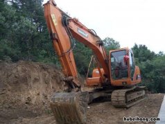 挖掘机冒白烟怎么回事儿啊 挖掘机冒白烟怎么回事儿视频
