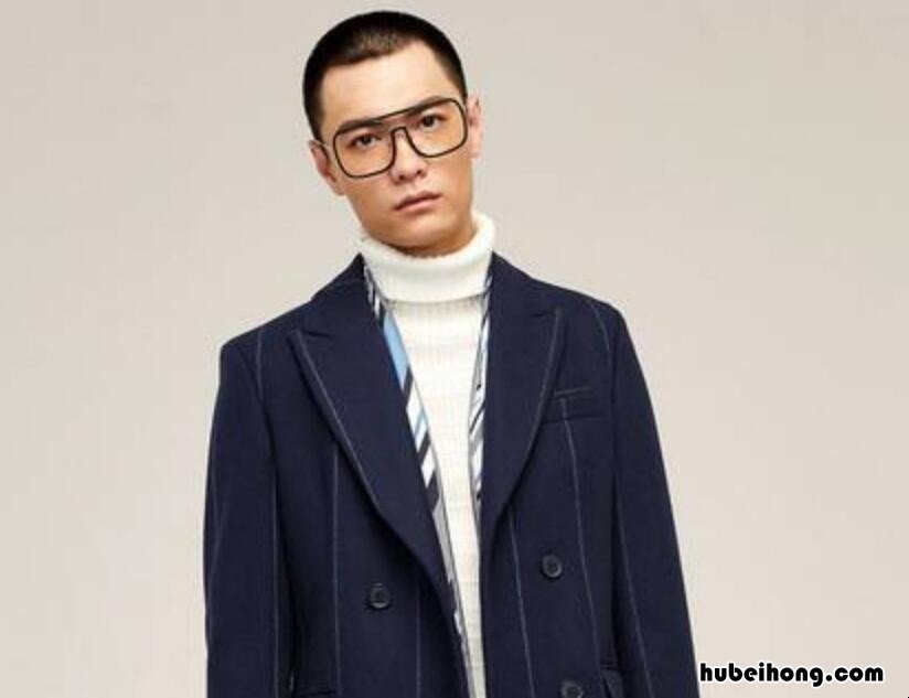 男装黑色大衣怎么搭配 男黑色呢大衣搭配什么颜色的内搭好看