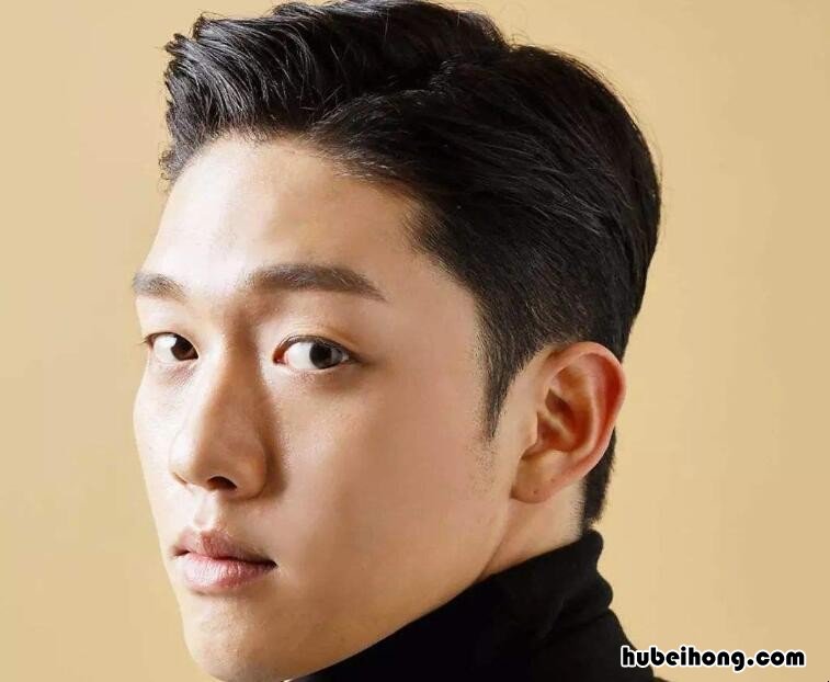 鼻梁低的男人性格 男生鼻梁低有什么说法