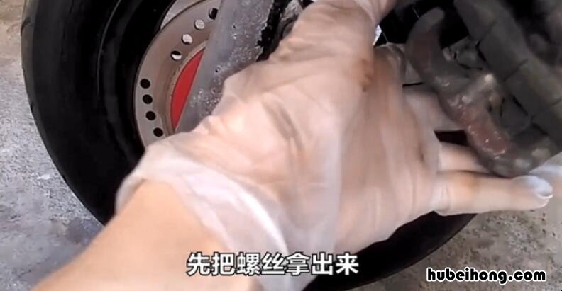 摩托车碟刹片更换视频 摩托车碟刹片更换技巧你知道多少;师傅教你快速修理
