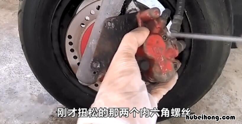 摩托车碟刹片更换视频 摩托车碟刹片更换技巧你知道多少;师傅教你快速修理
