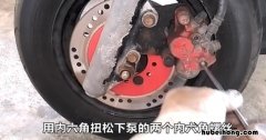摩托车碟刹片更换视频 摩托车碟刹片更换技巧你知道多少;师傅教你快速修理