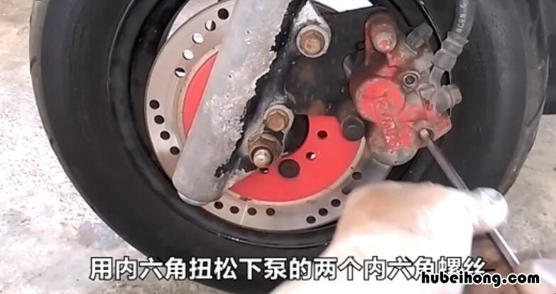 摩托车碟刹片更换视频 摩托车碟刹片更换技巧你知道多少;师傅教你快速修理
