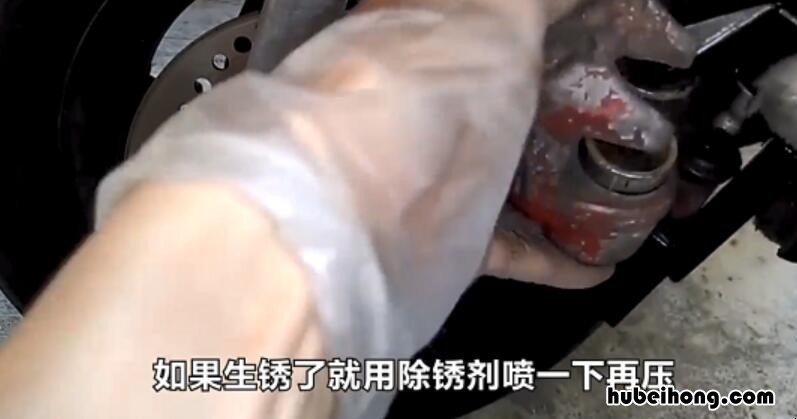 摩托车碟刹片更换视频 摩托车碟刹片更换技巧你知道多少;师傅教你快速修理