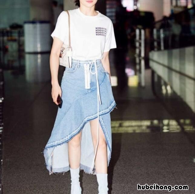 白色牛仔裙配什么衣服好看 白色牛仔裤配什么t恤好看