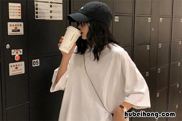 白色衣服配什么颜色帽子好看图片 白色T恤配什么帽子