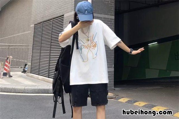 白色衣服配什么颜色帽子好看图片 白色T恤配什么帽子