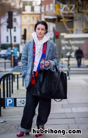 白色连帽卫衣搭配什么外套好看男生 白色连帽卫衣搭配什么外套好看图片