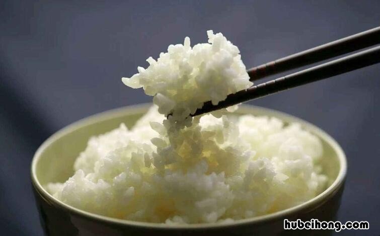 电饭煲放油可以把油烧热吗视频 电饭煲放油可以把油烧热吗为什么