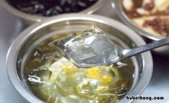 白凉粉什么时候下锅 白凉粉水开下锅能凝固吗?