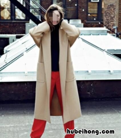 秋季女生穿毛衣怎样搭配衣服图片欣赏 秋冬毛衣的穿搭