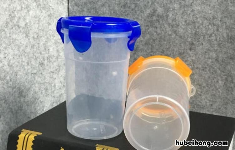 塑料水杯过了保质期还能用吗 塑料水杯用了两年
